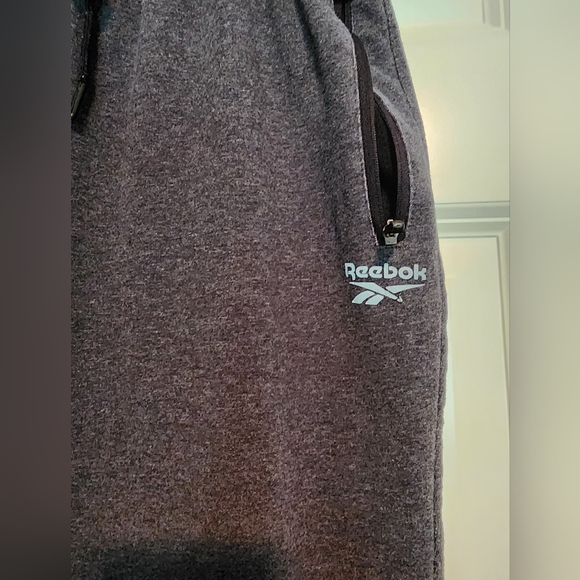 Reebok Gray sweat pants with zip pockets and cuffs SZ Medium - Picture 3 of 7